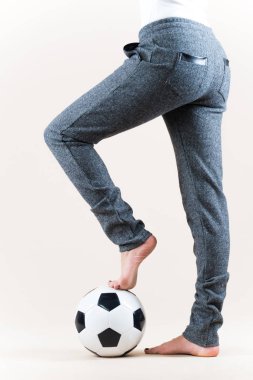 Spor giyimli, tanımlanamayan ince kız.