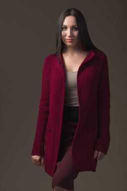 Güzel giysiler içinde gülümseyen genç kız modeller.