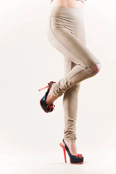 Krásná štíhlá fena nohy v béžové vysoké patě — Stock fotografie