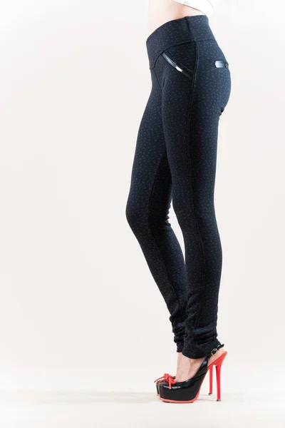 Красивые тонкие женские ноги на бежевом высоком каблуке — стоковое фото