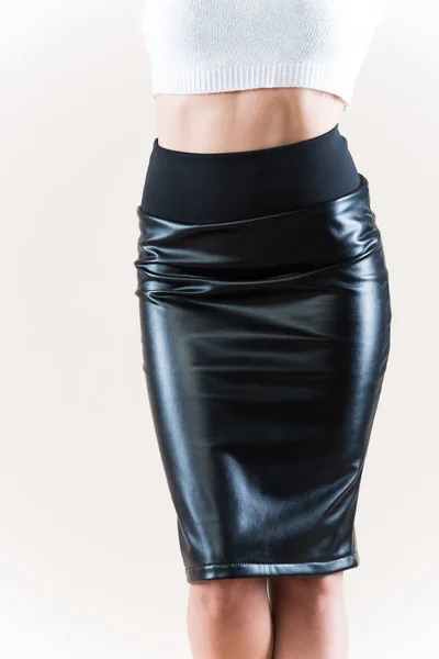 Mulher usando uma saia de couro preto — Fotografia de Stock