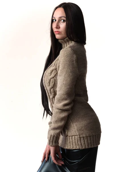 Стильная молодая женщина в вязаном свитере — стоковое фото
