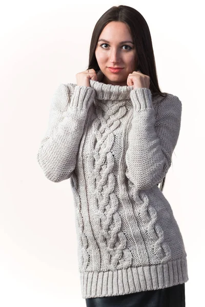 Mujer joven con estilo en un suéter gris — Foto de Stock