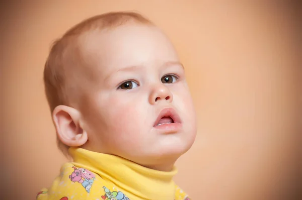 Home ritratto di un bambino di un anno a casa . — Foto Stock