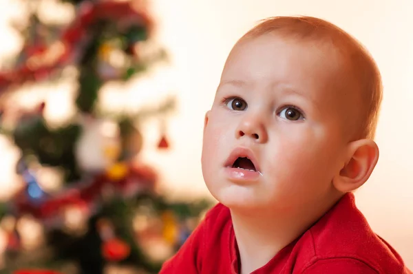 Ragazzo triste vicino all'albero di Capodanno senza regali . — Foto Stock