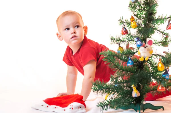 Ritratto di un bambino vicino a un albero di Capodanno — Foto Stock