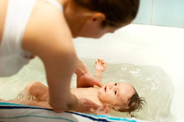 Kleines charmantes Mädchen badet im warmen Wasser — Stockfoto