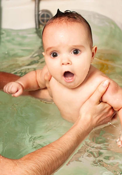 Fare il bagno e tenere un simpatico divertente bambina positiva — Foto Stock
