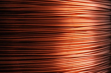 Kırmızı bakır kablo bobinine yakın çekim