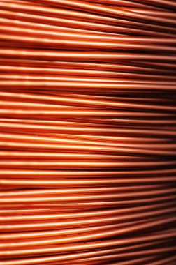 Büyük bir bakır bobin bobinine yakın çekim