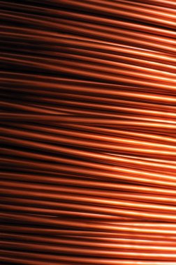 Büyük bir bakır bobin bobinine yakın çekim