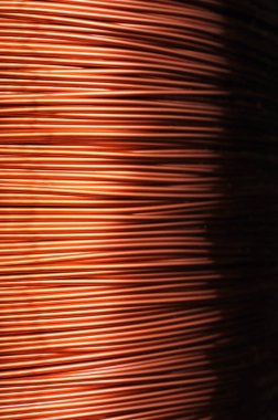 İnce bakır kablodan yapılmış büyük bir bobin.