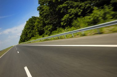 Düzgün bir otoyolun eğimli açılı görüntüsü