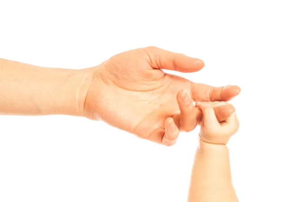 Handen van een kleine pasgeboren baby vasthouden aan vingers — Stockfoto