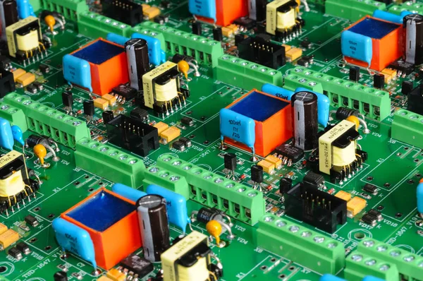 Molti scheda di microcircuito PCB verde — Foto Stock