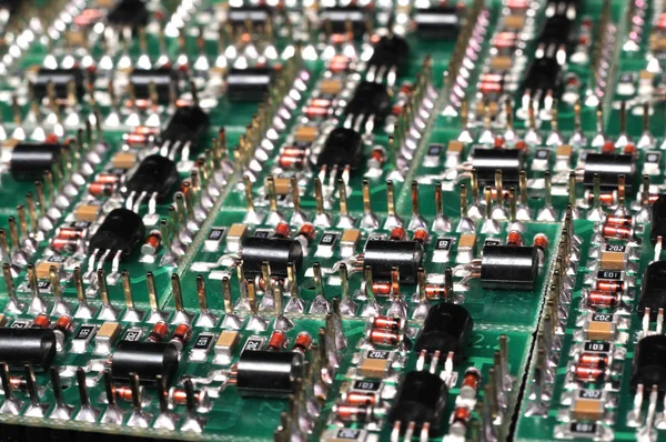 Tampilan samping close-up dari papan PCB dengan komponen SMD — Stok Foto