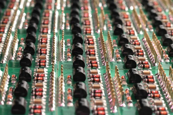 Vista laterale ravvicinata di una scheda PCB con componenti SMD — Foto Stock