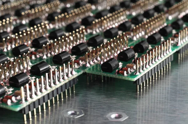 Vista laterale ravvicinata di una scheda PCB con componenti SMD — Foto Stock