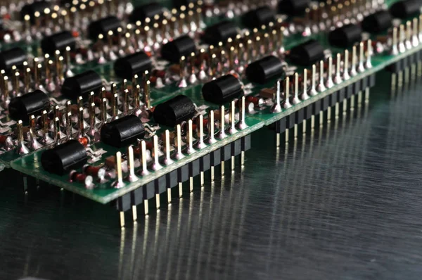 Vue latérale rapprochée d'une carte PCB avec des composants SMD — Photo