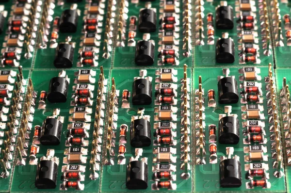 Vista laterale ravvicinata di una scheda PCB con componenti SMD — Foto Stock