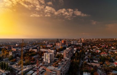 Gelişmekte olan büyük bir Avrupa şehrinin havadan görünüşü
