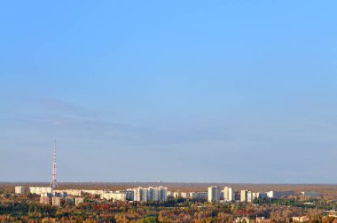 Şehrin arka planında hücresel ağ anteni olan telekomünikasyon kulesi