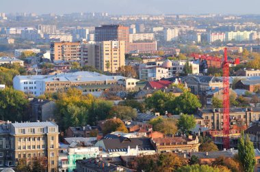 Güzel yanan şehir ışıklarının hava manzarası