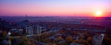 Yazın Avrupa şehrinde güneşin havadan görünüşü yükseliyor