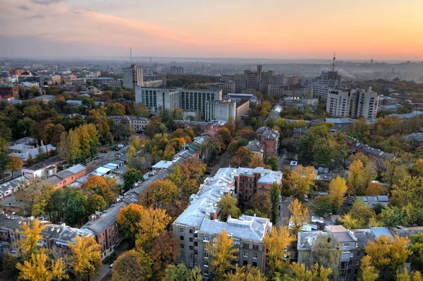 Вид з повітря на місто з багатоповерхівками — стокове фото