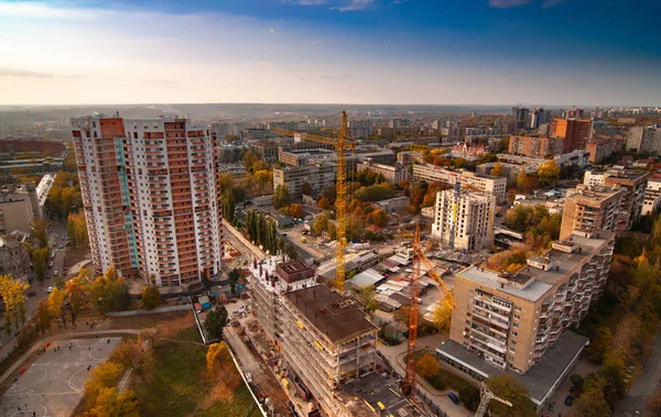 Повітряний вид на велике європейське місто, що розвивається — стокове фото