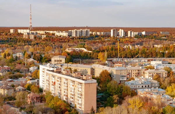 Повітряний вид на велике європейське місто, що розвивається — стокове фото