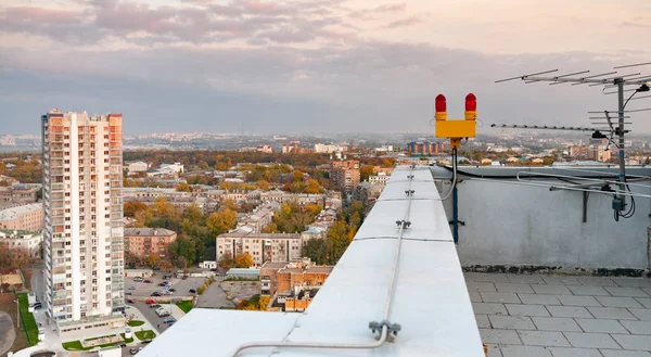 Телевізійна антена на даху багатоповерхового будинку — стокове фото