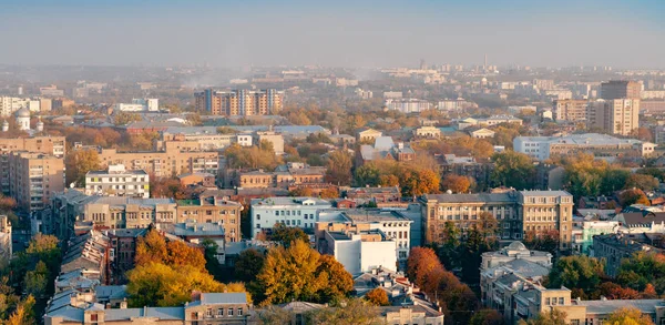 Повітряний вид смог над провінційним європейським містом — стокове фото