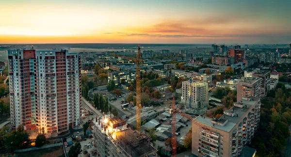 Вид з повітря на місто з багатоповерхівками — стокове фото
