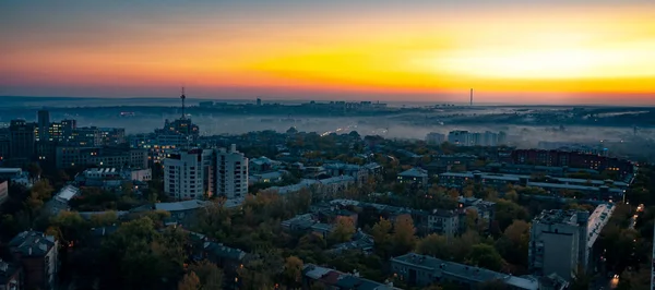 Vista aerea nebbia su una città europea provinciale — Foto Stock