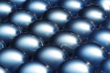 Büyük çelik toplar yan yana yatar.