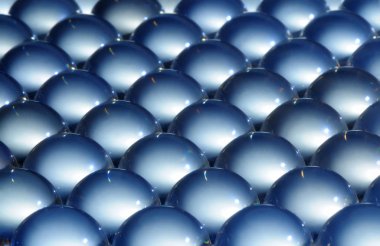 Büyük çelik toplar yan yana yatar.