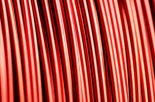 Primo piano di una bobina di filo di rame rosso — Foto Stock