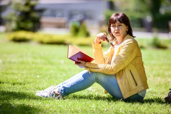 Una Donna Positiva Mezza Età Con Gli Occhiali Sole Siede — Foto Stock