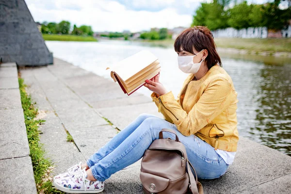 Donna Mezza Età Abiti Casual Maschera Medica Siede Sul Lungomare — Foto Stock