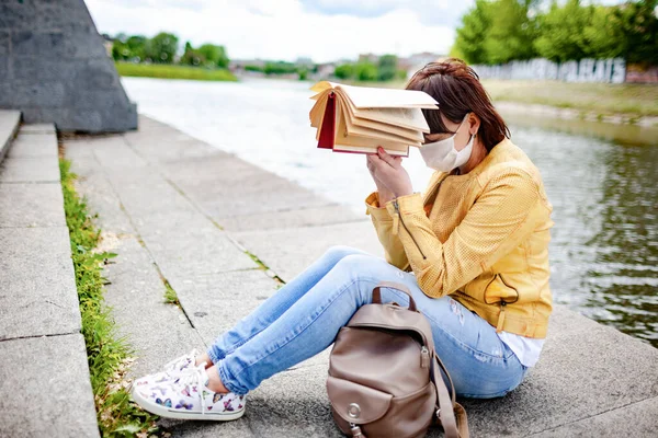 Giovane Donna Triste Vestiti Occasionali Maschera Protettiva Stancamente Tiene Libro — Foto Stock