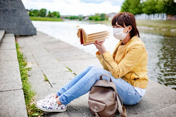 Triste Jeune Femme Vêtements Décontractés Masque Protection Tient Fatigué Livre — Photo