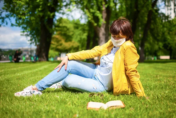 Vista Laterale Della Donna Caucasica Mezza Età Che Mette Una — Foto Stock