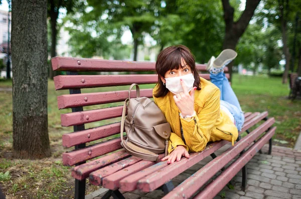 Divertente Giovane Donna Trova Sul Suo Stomaco Panchina Parco Con — Foto Stock