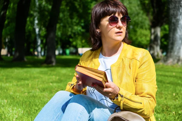 Una Donna Positiva Mezza Età Con Gli Occhiali Sole Siede — Foto Stock