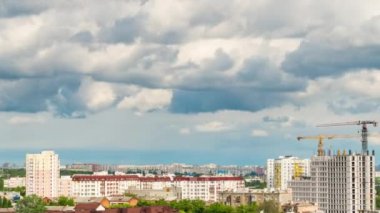 Şehrin zaman atlaması, büyük kule vinçleri çok katlı binalar inşa ediyor. UHD 4K videosu