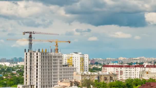 Stadtbild Zeitraffer Große Turmdrehkräne Bauen Mehrstöckige Gebäude Uhd Video — Stockvideo