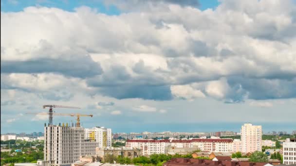 Большие Башенные Краны Строят Многоэтажные Здания Uhd Видео — стоковое видео