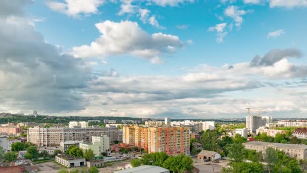 时间飞逝的云彩笼罩了哈尔科夫市的建筑物 — 图库视频影像