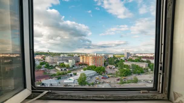 Utsikt Genom Fönstret Molnen Över Byggnader Charkov Stad — Stockvideo
